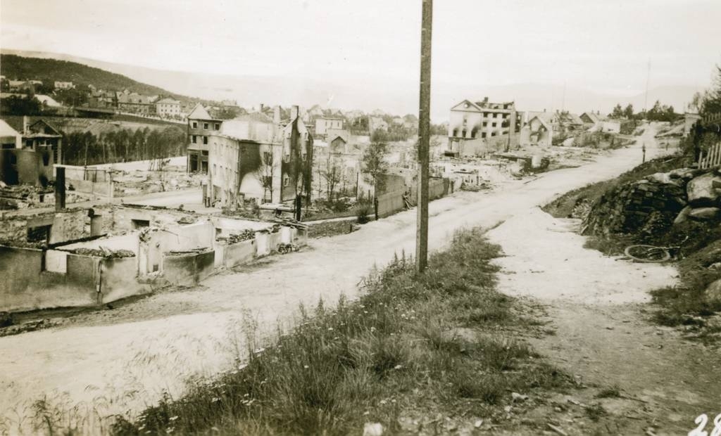 Ødeleggelser av bydelen Oskarsborg i Narik i 1940. Midt i bildet Gate 3. (Håreks gate)
Til venstre Mimergården med det runde vinduet.
