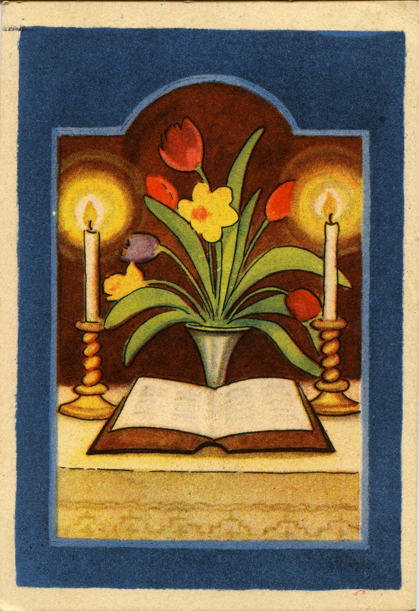 Julekort. Jule- og nyttårshilsen. En blomstervase står mellom to lysestaker og en oppslått bok som ligger på et bord.