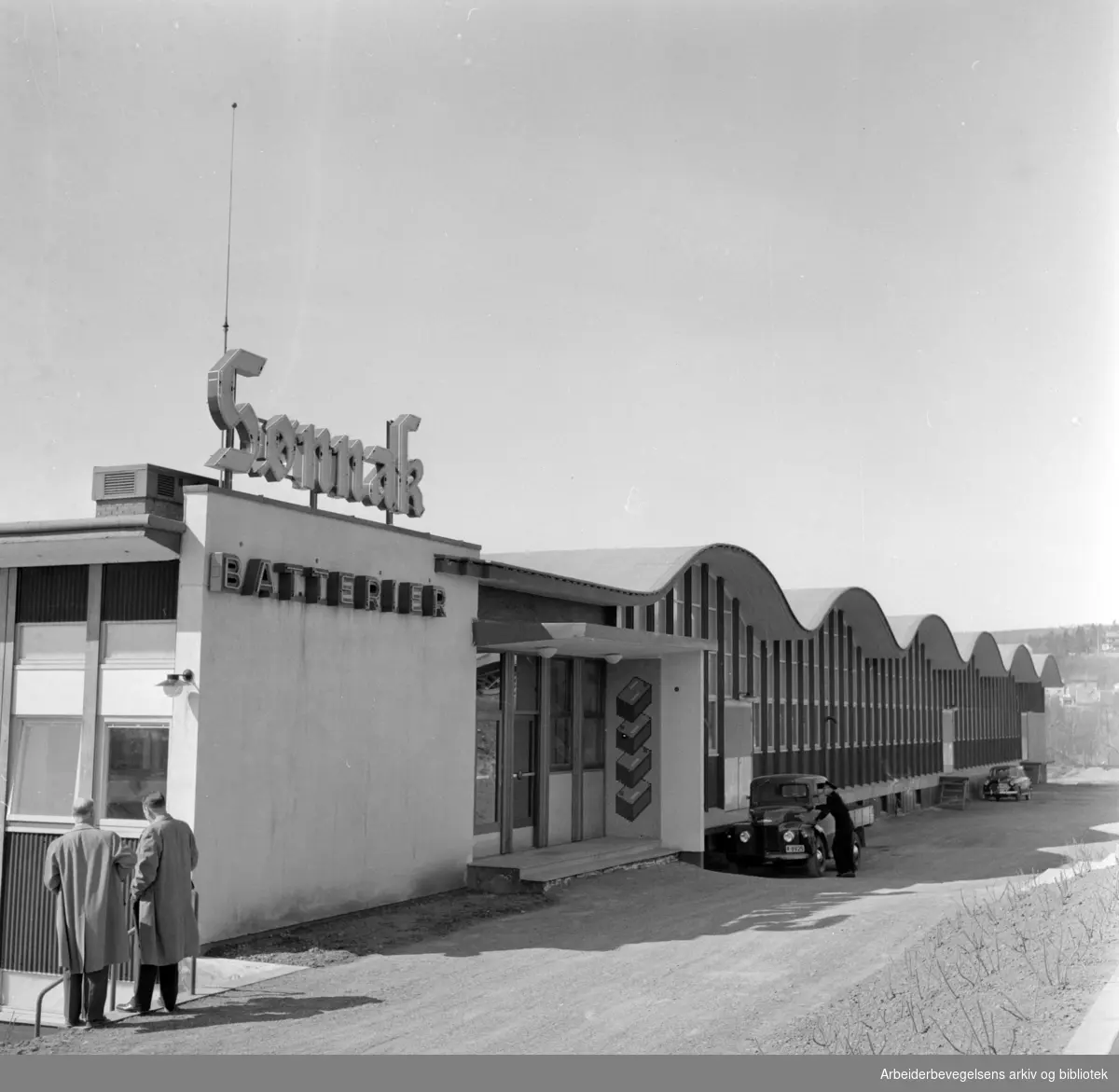 Sønnak. Sønnichsens akkumulatorfabrikk i Rolf Wickstrøms vei 15. April 1959