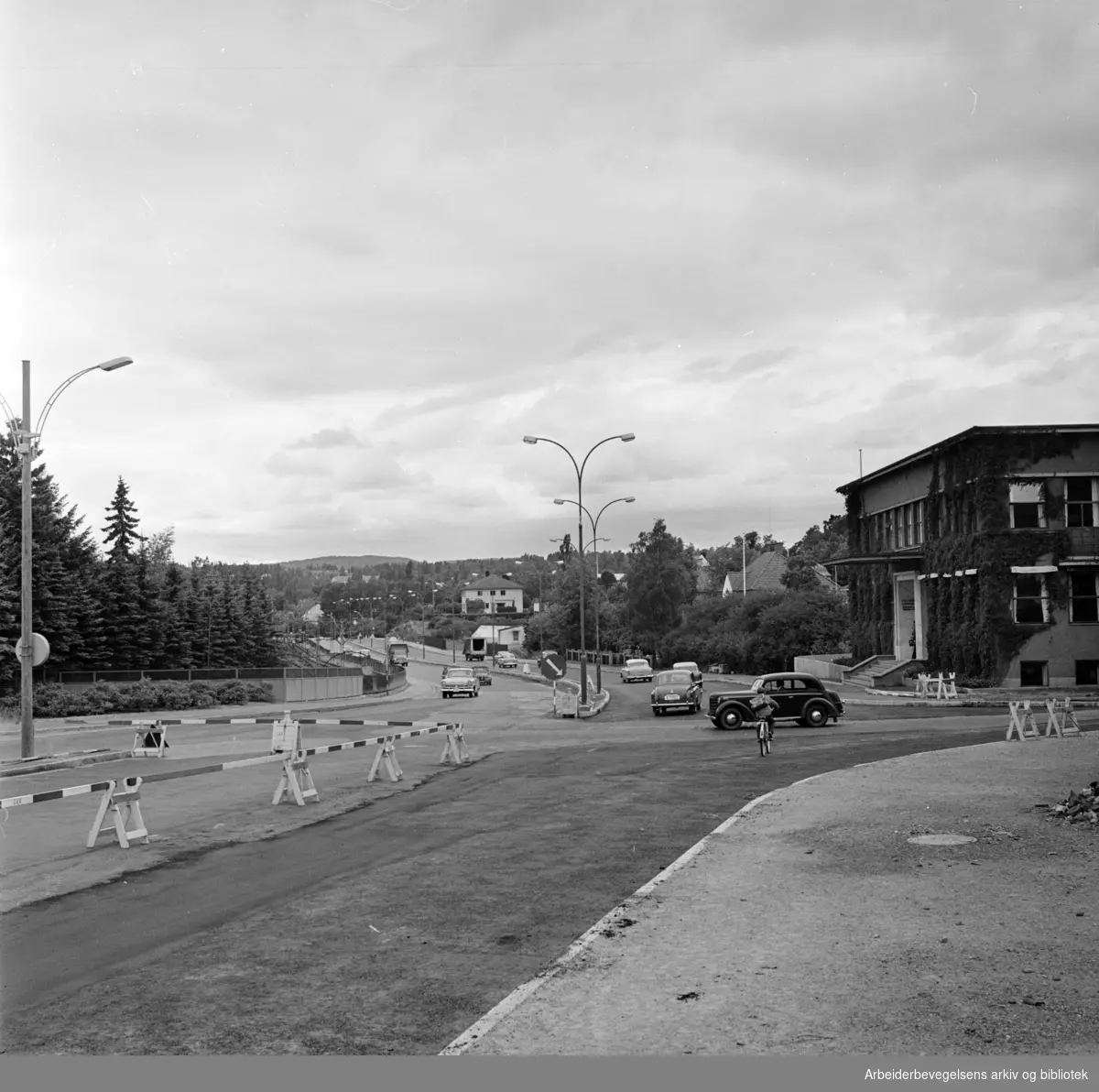 Sørkedalsveien får dobbelt kjørebane. August 1961