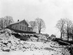 Sørligata 60. Gravearbeide under huset. Februar 1955