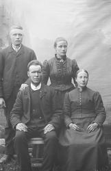 Portrett, Nils O. Stranda med familie, ektepar sitter mens v