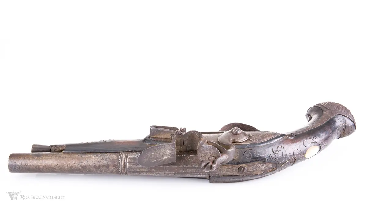 Pipa er rund ytterst, 8-kantet ved svansen. Profileringer i overgangen.