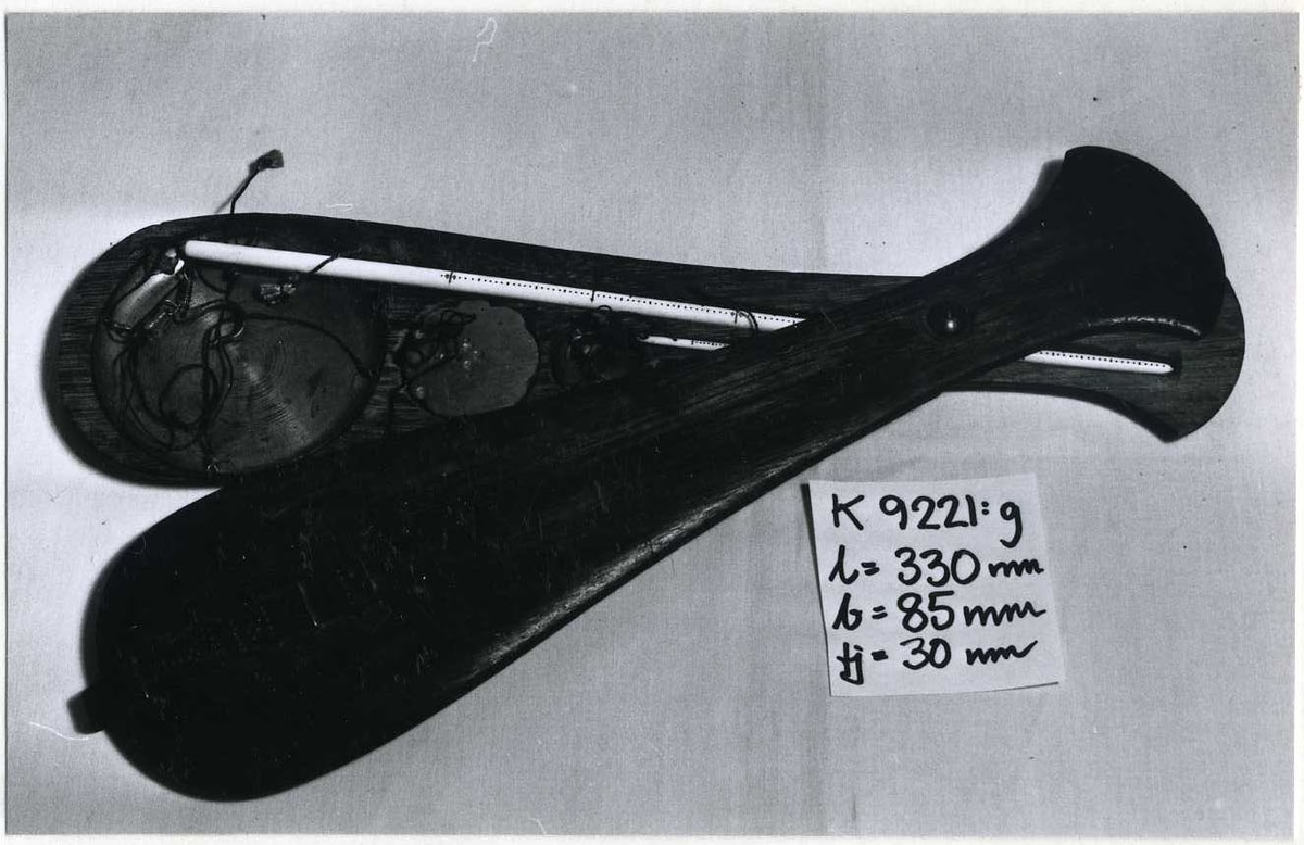 Balansvåg med skål och motvikt av mässing samt rund pinne av ben, graderad i svart.