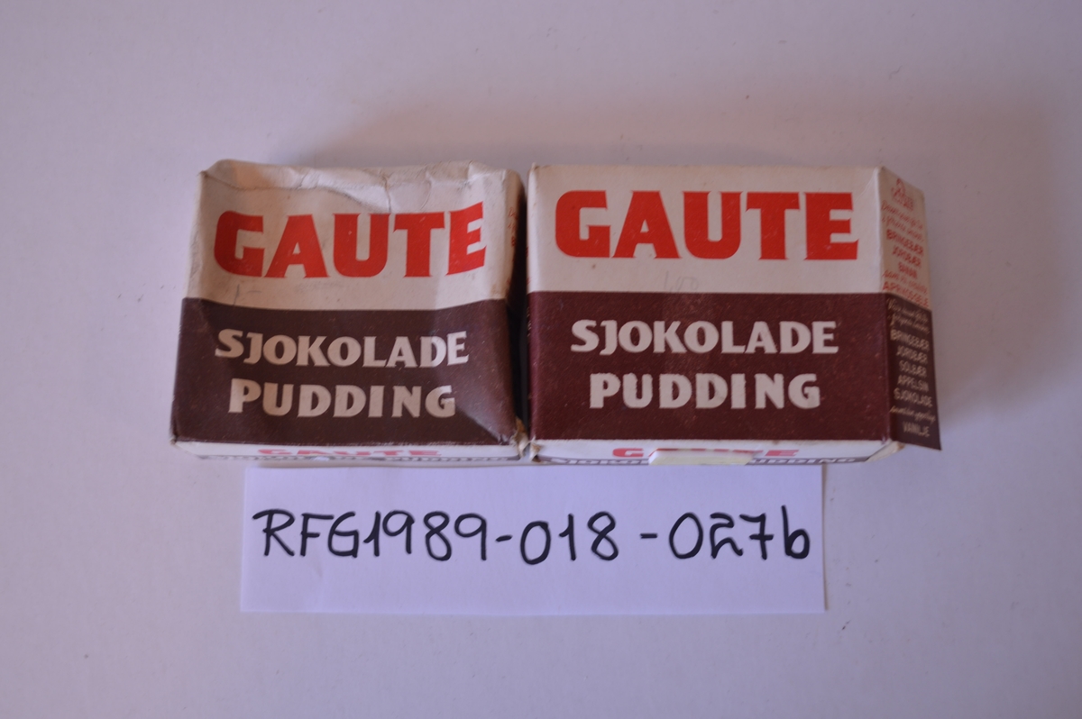 Gaute sjokoladepudding. 
2 pakkar. 
Form: rekangulær.Tekst på alle sider av pakken.