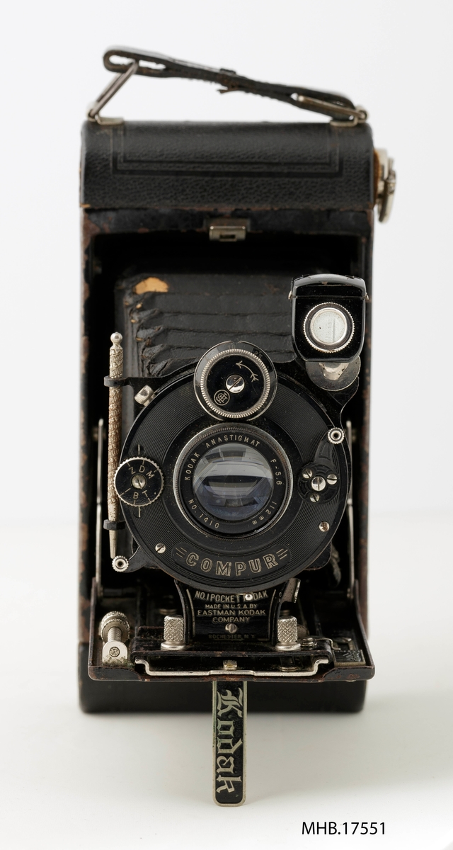 Folde fotoapparat Kodak No.1 Pocket (120 mm filmrull). Kameraet serial no.153175 med etui. Kodak Anastigmat 112 mm  f/5,6 linse No.1410; Compur lukker 1-1/250 sek og T B. På baksiden står den røde vindu brukes for frame telling.
Produksjonssted Eastman Kodak Co., Rochester, N.Y., USA.
Ligger inn i etui 2 papir ark.