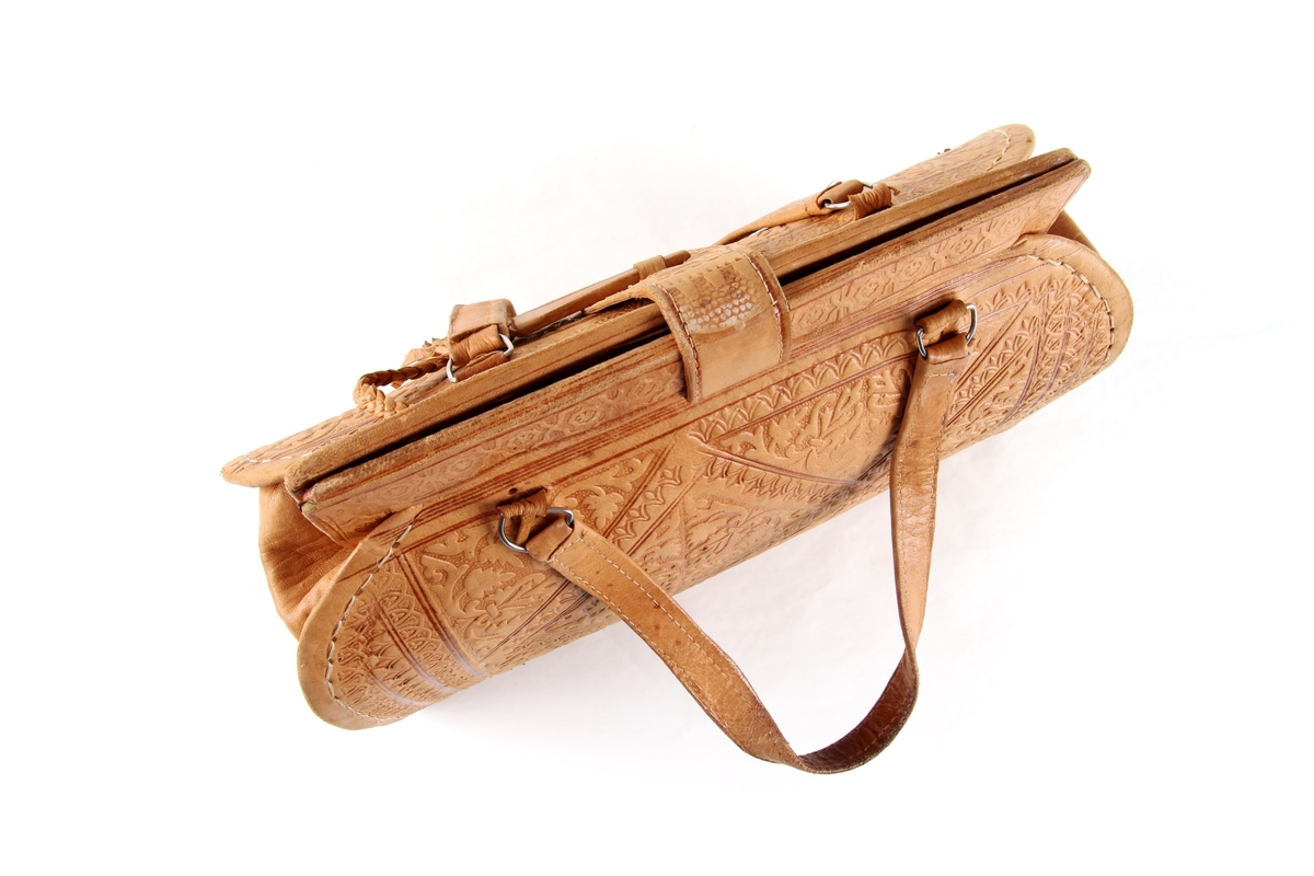 Håndveske i skinn med preget mønster.