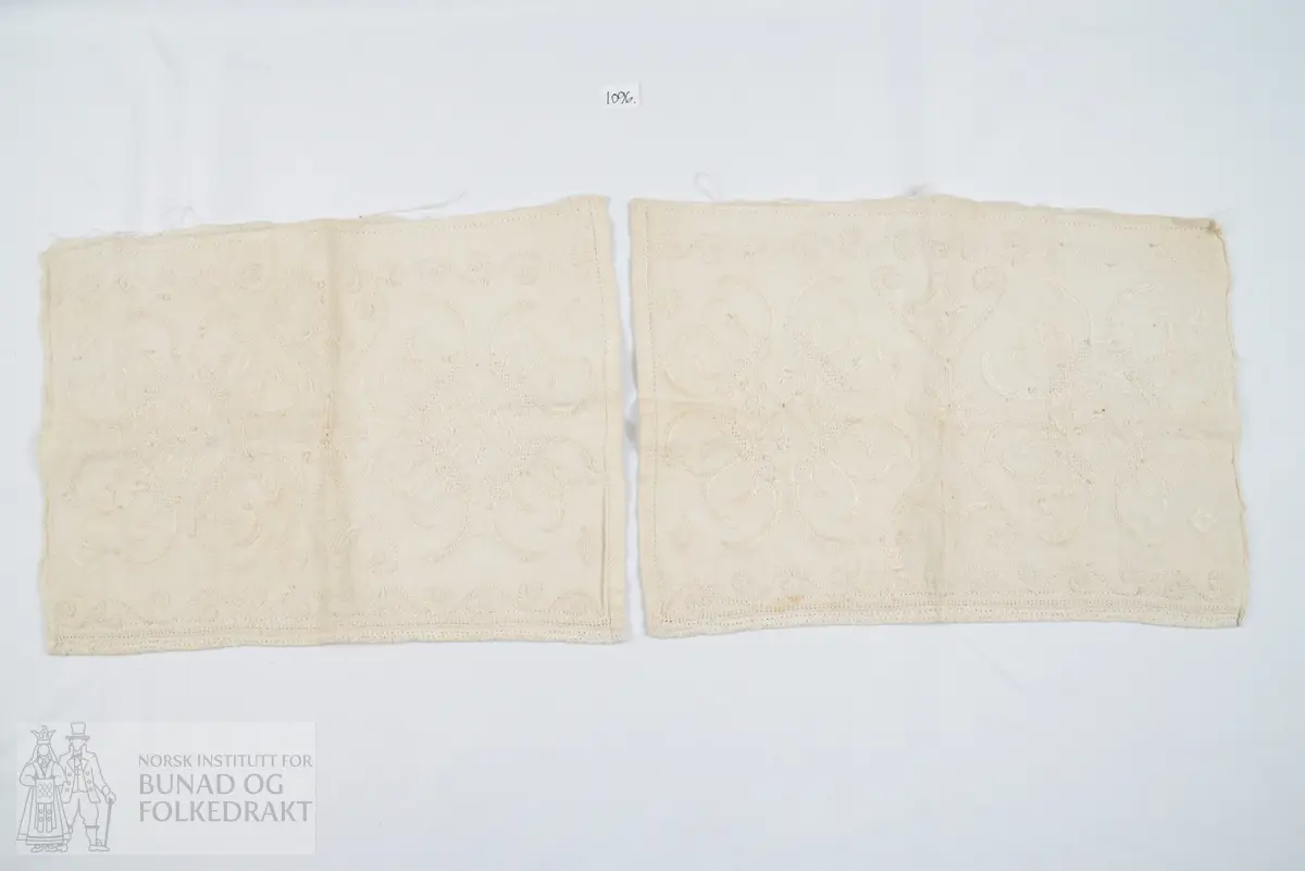Delar av ein hovudklut. To rektangulære stykkjer av kvit blank lett lin. Kontursting, klostersting og vestmannarenning. Holfaldar. Brodert med kvit laistvinna lintråd.