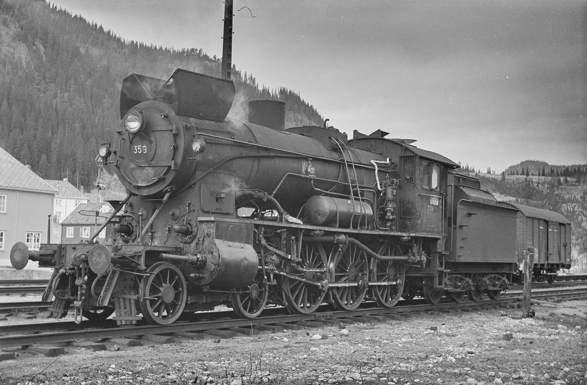 Damplokomotiv type 30b nr. 359 på Støren stasjon.