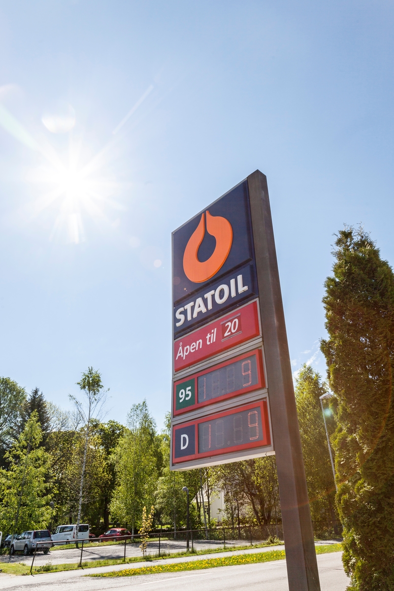 Statoil Hemnes. Veiskilt Statoil med åpningstider og priser på bensin og diesel.