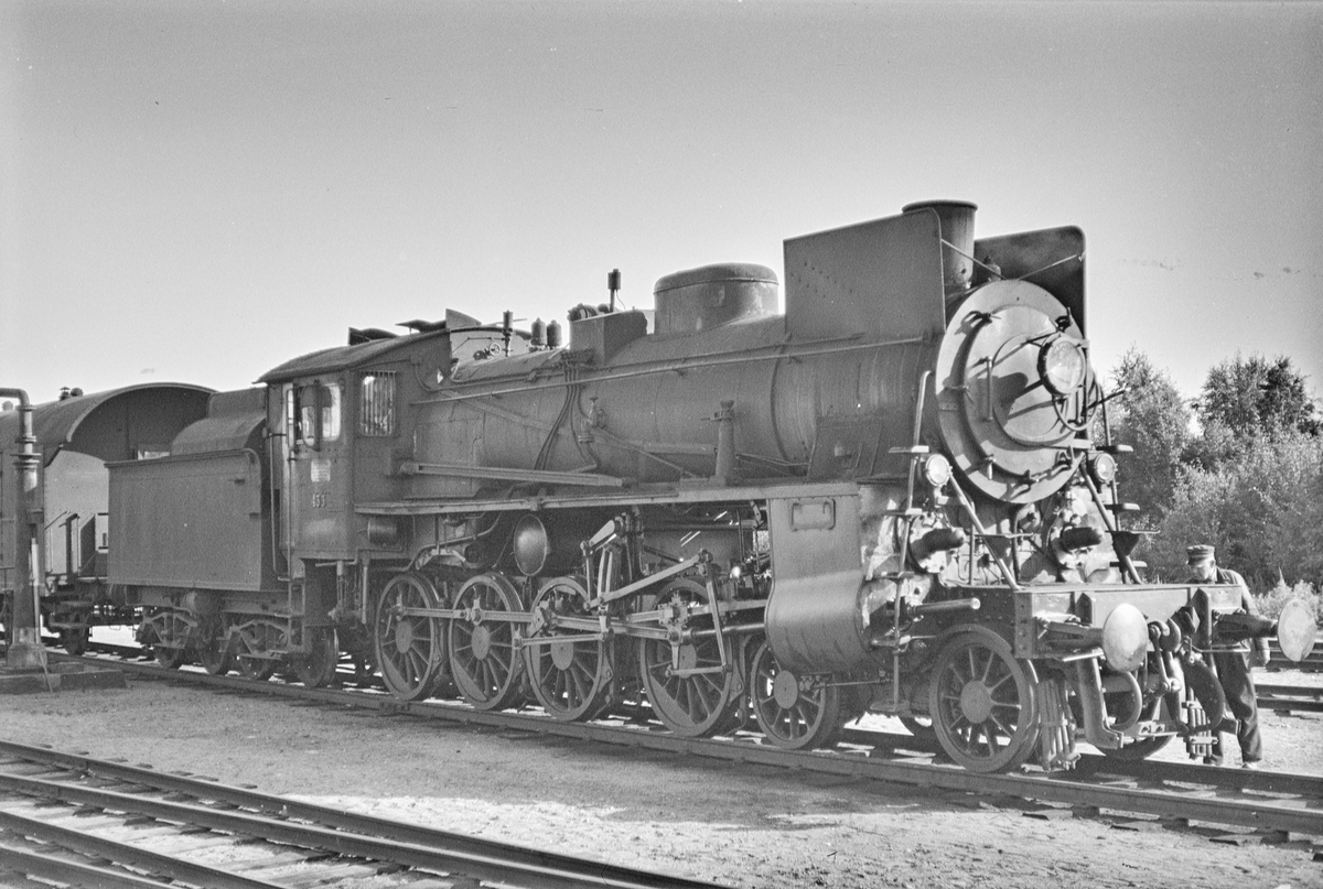 Godstog på Flisa stasjon. Toget trekkes av damplokomotiv type 26cnr. 433.
