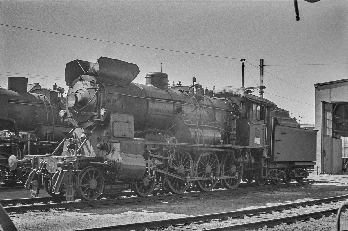 Damplokomotiv type 30b nr. 364 ved lokomotivstallen på Hamar stasjon. .