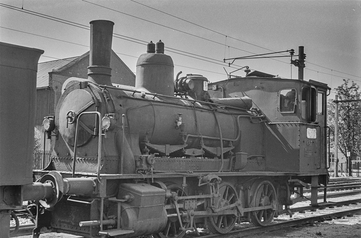 Hensatt damplokomotiv type 25e nr. 487 ved lokomotivstallen på Hamar stasjon.