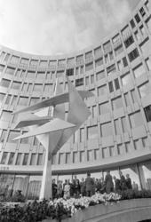 Storebrands nybygg. Haukelands skulptur "Fuglen" ble overrak