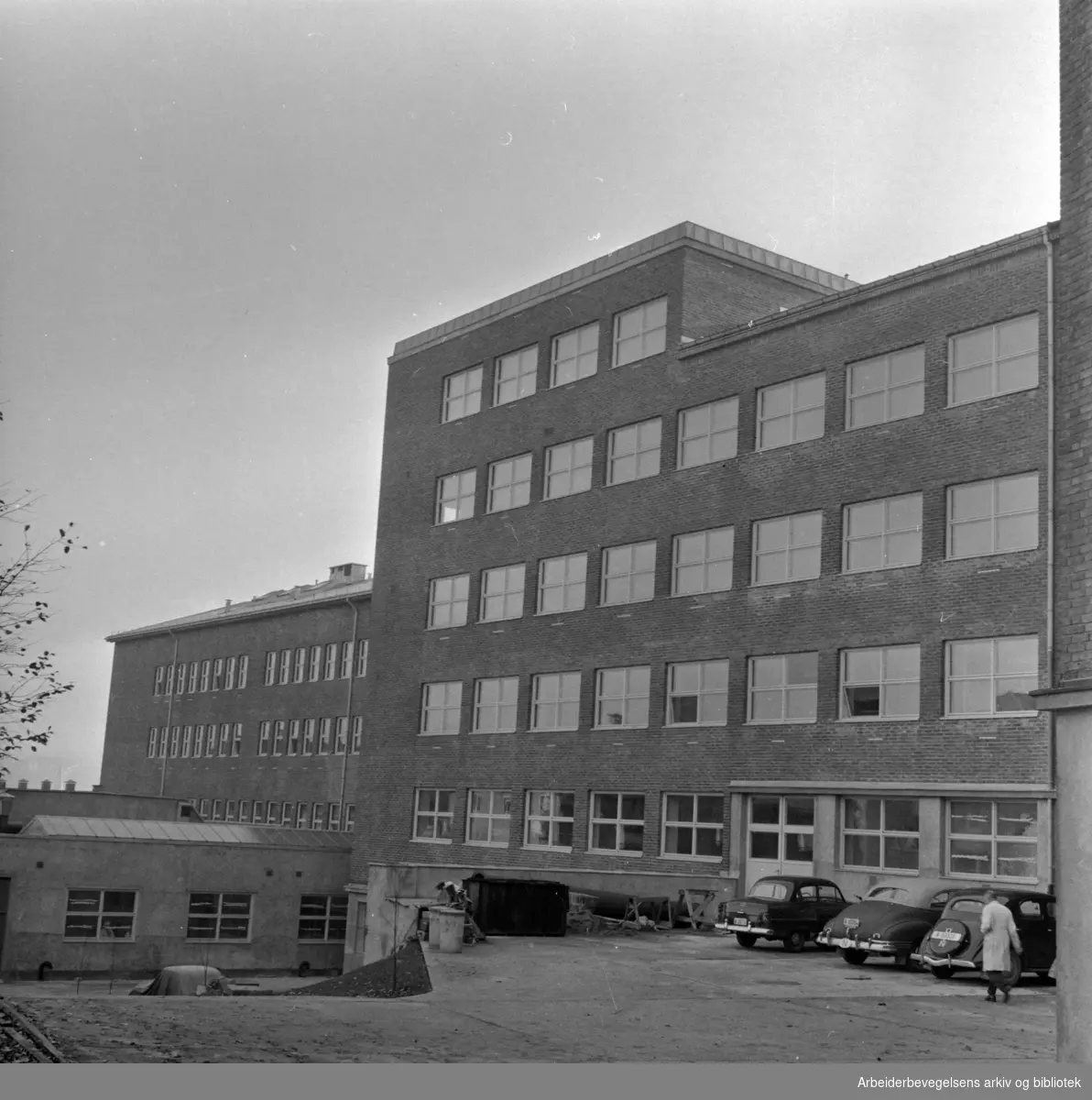Statens Teknologiske Institutt i Akersveien. Eksteriør. November 1957