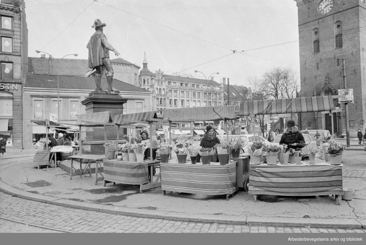 Stortorget. Blomsterdamene på Stortorget har flyttet til Kristian Kvart, og de håper at folk vil finne dem. April 1968