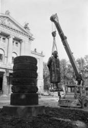 Studenterlunden. Ibsen-skulpturen blir flyttet nærmere Natio