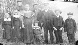 Gruppebilde, personer, klær. Frå burti Hovdade