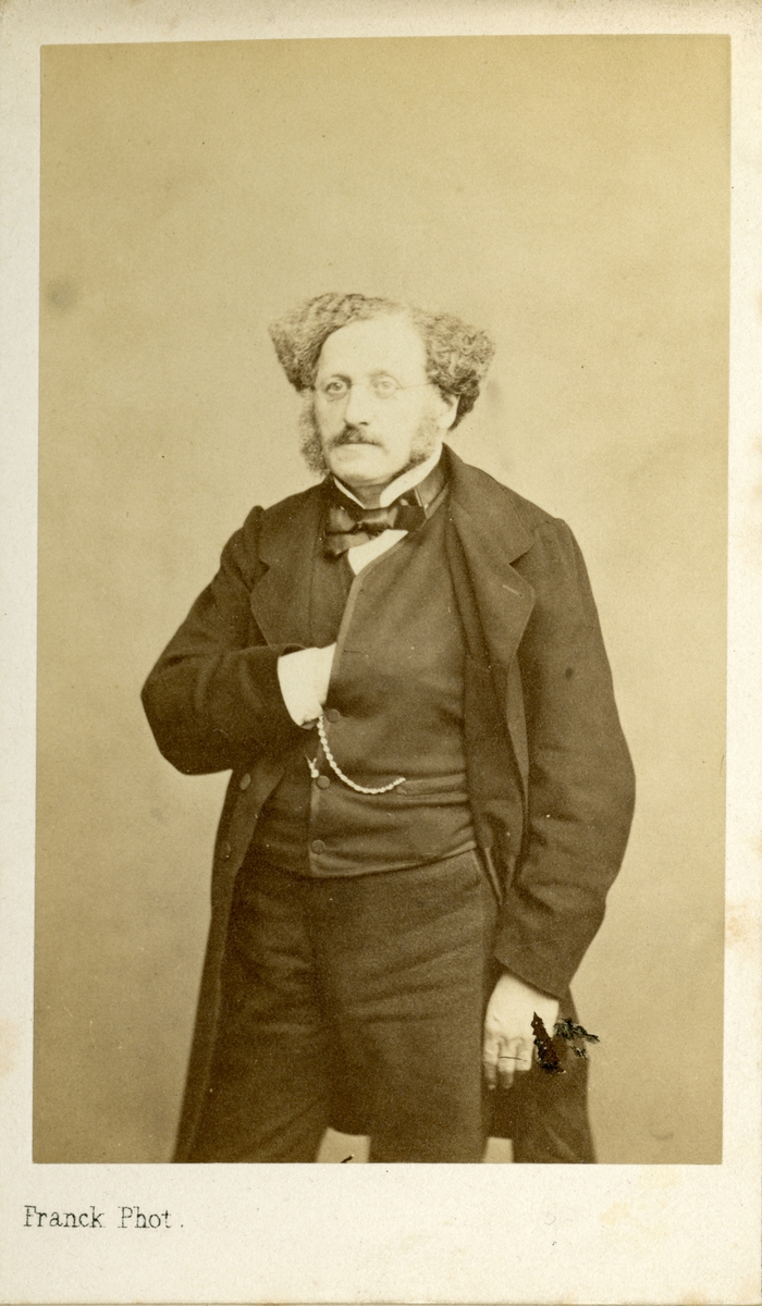 Fotoalbum etter Lorentz Severin Skougaard.
Lorentz Severin Skougaard (født 11. mai 1837 i Farsund, død 1885 i New York) var en norskfødt tenor. Han var bror til offiseren Johan Skougaard.
I New York, hvor Skougaard senere døde, ble han en fetert sangpedagog. Hans gravminne ses på Langesund kirkegård i Telemark.