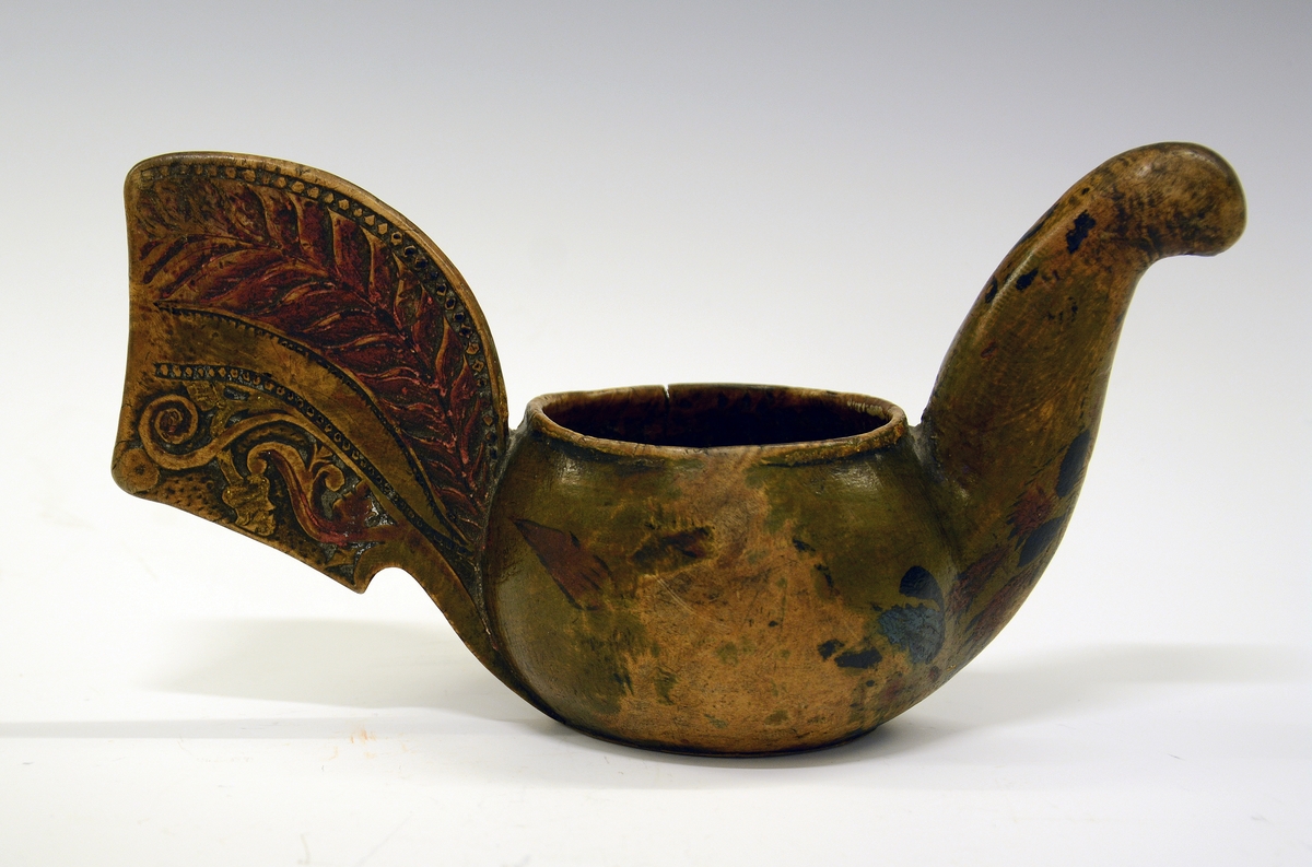 Ølhøne med utskjæringer på halen. Fra protokollen: 2 ølgaaser. (nå registrert som A og B på dette nr.)