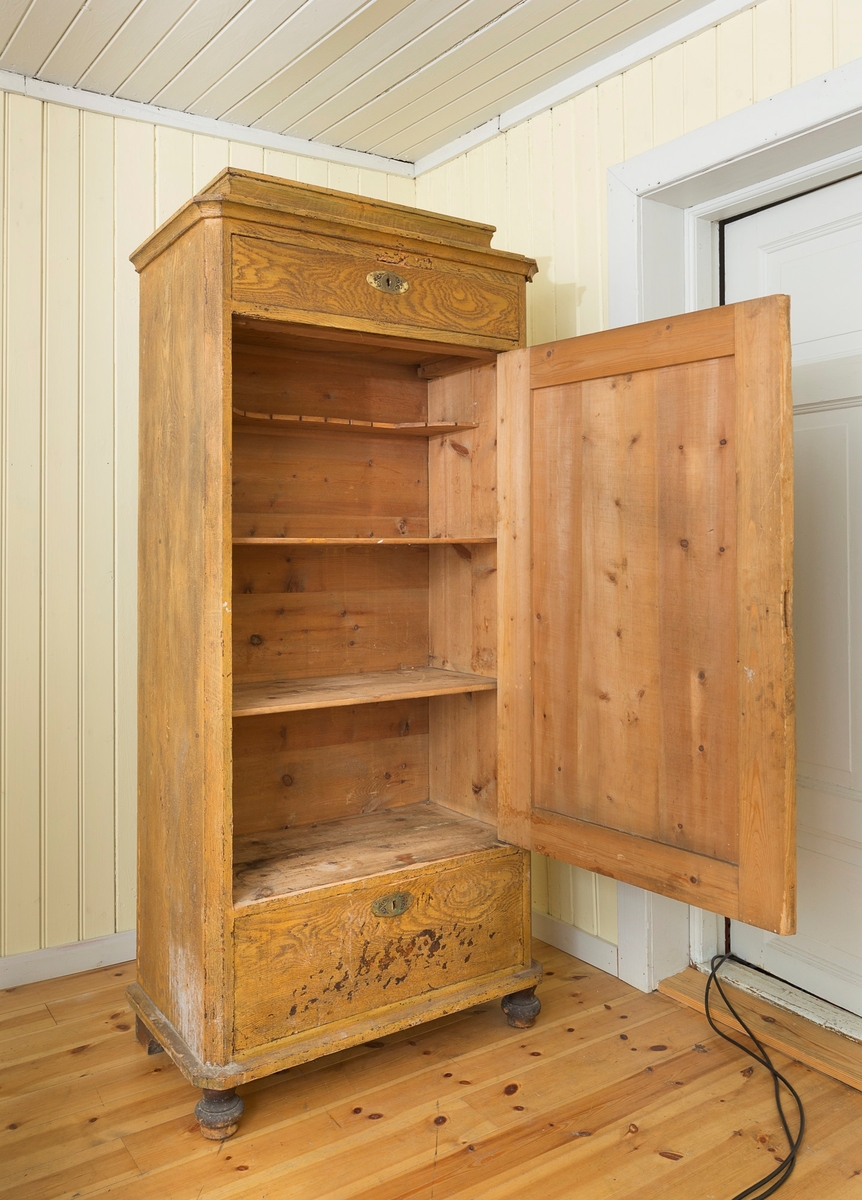 Skap med to skuffer. Lås på skuffene i messing. Skapdør mangler lås. Mangler nøkkel. 4 hyller på innsiden av skapet.