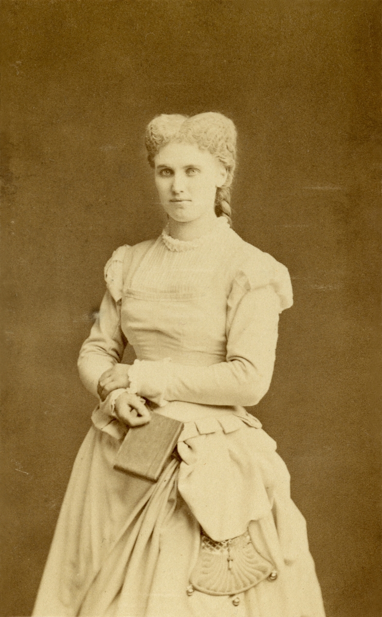 Fotoalbum etter Lorentz Severin Skougaard.
Lorentz Severin Skougaard (født 11. mai 1837 i Farsund, død 1885 i New York) var en norskfødt tenor. Han var bror til offiseren Johan Skougaard.
I New York, hvor Skougaard senere døde, ble han en fetert sangpedagog. Hans gravminne ses på Langesund kirkegård i Telemark.