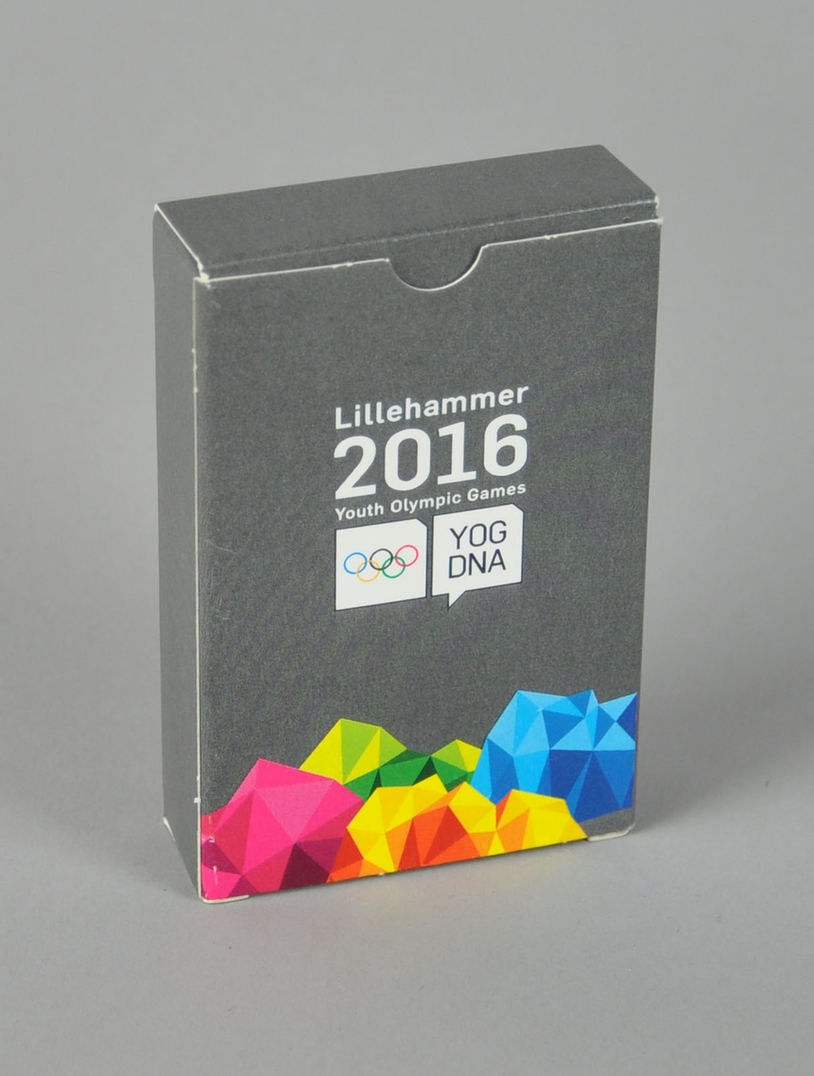 Kortstokk i grå eske dekorert med Ungdoms-OLs designprogram i grønt, gult, rosa og blått. Logo for Lillehammer 2016 Youth Olympic Games.
