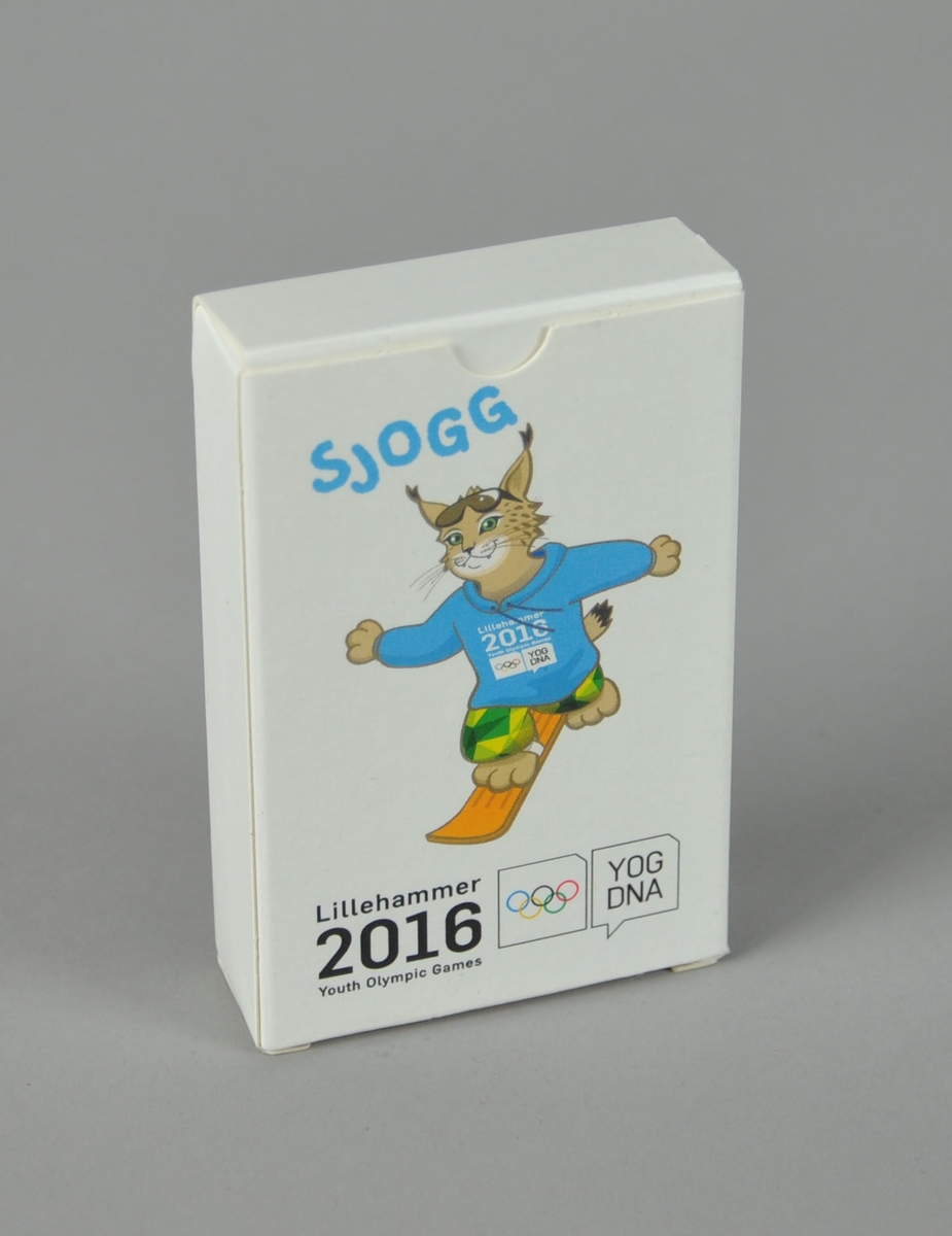 Kortstokk i grå eske dekorert maskoten Sjogg. Logo for Lillehammer 2016 Youth Olympic Games.