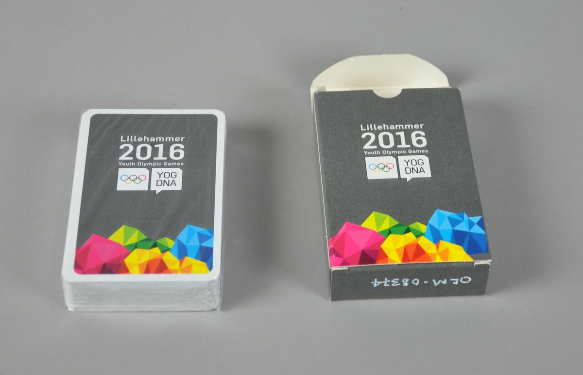Kortstokk i grå eske dekorert med Ungdoms-OLs designprogram i grønt, gult, rosa og blått. Logo for Lillehammer 2016 Youth Olympic Games.