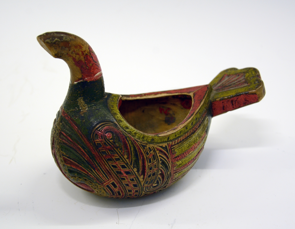 Ølhøne, mangler hode. Fra protokollen: Ølhøne (eiskildskop), fint utskaaret med vifteformete ornamenter.