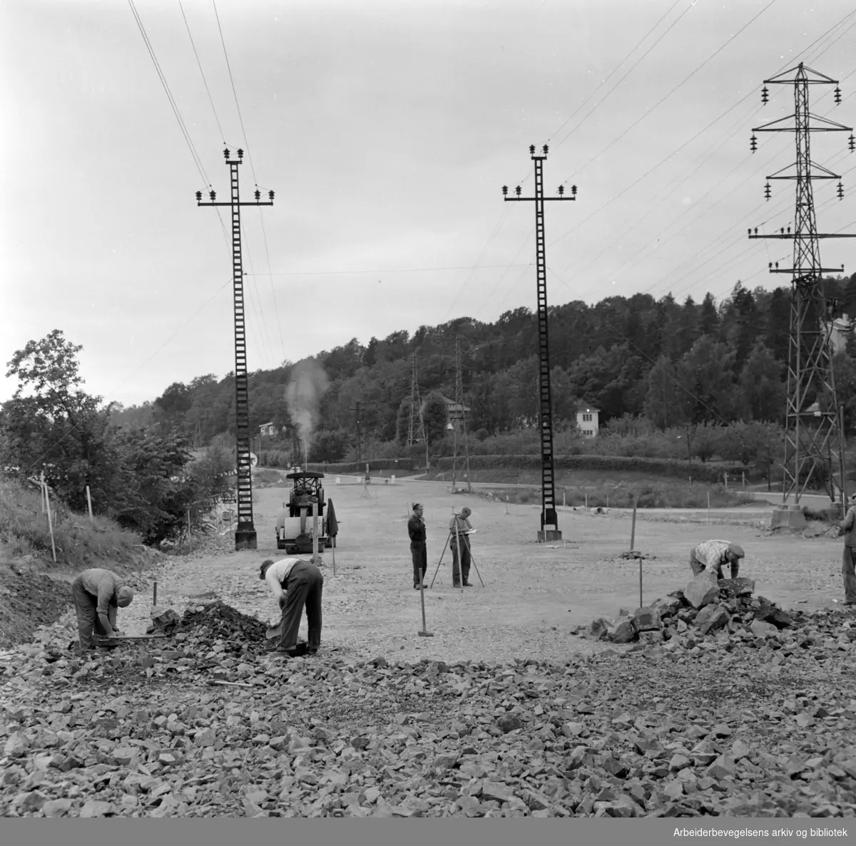 Ullernchausseen. Utbedrelse av veien ved Montebello. August 1958