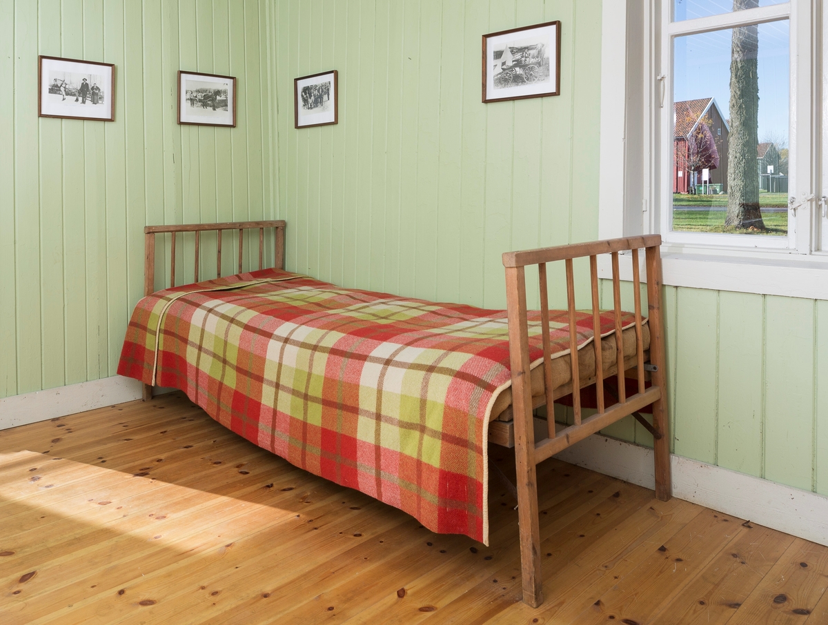 Sengeramme med sangegavler bestående av staver. Ubehandlet tre. Avstivere i metall. Nettingbunn.