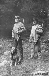 Jegere. Jon og Haagen Helstad på jakt.