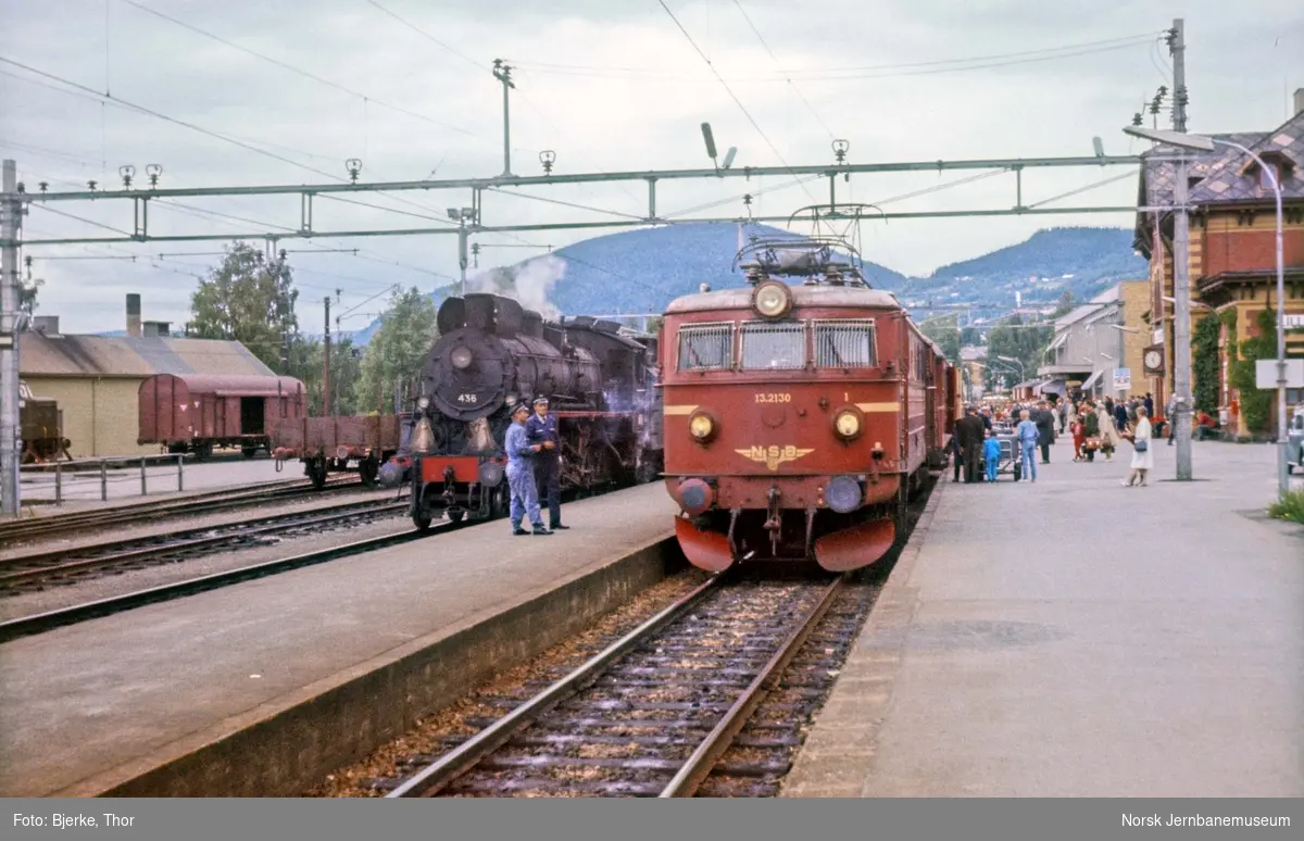 Lillehammer stasjon med El 13 2130 i hurtigtog og damplokomotiv type 26c nr. 436 i pukktog