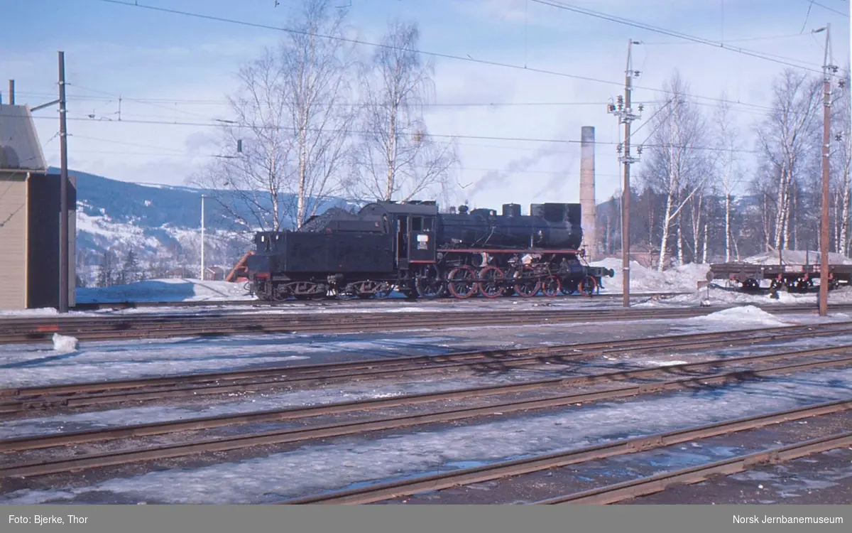 Damplokomotiv type 26a nr. 216 kjører inn i lokomotivstallen på Lillehammer stasjon etter ankomst med godstog 5283 og før retur i godstog 5284