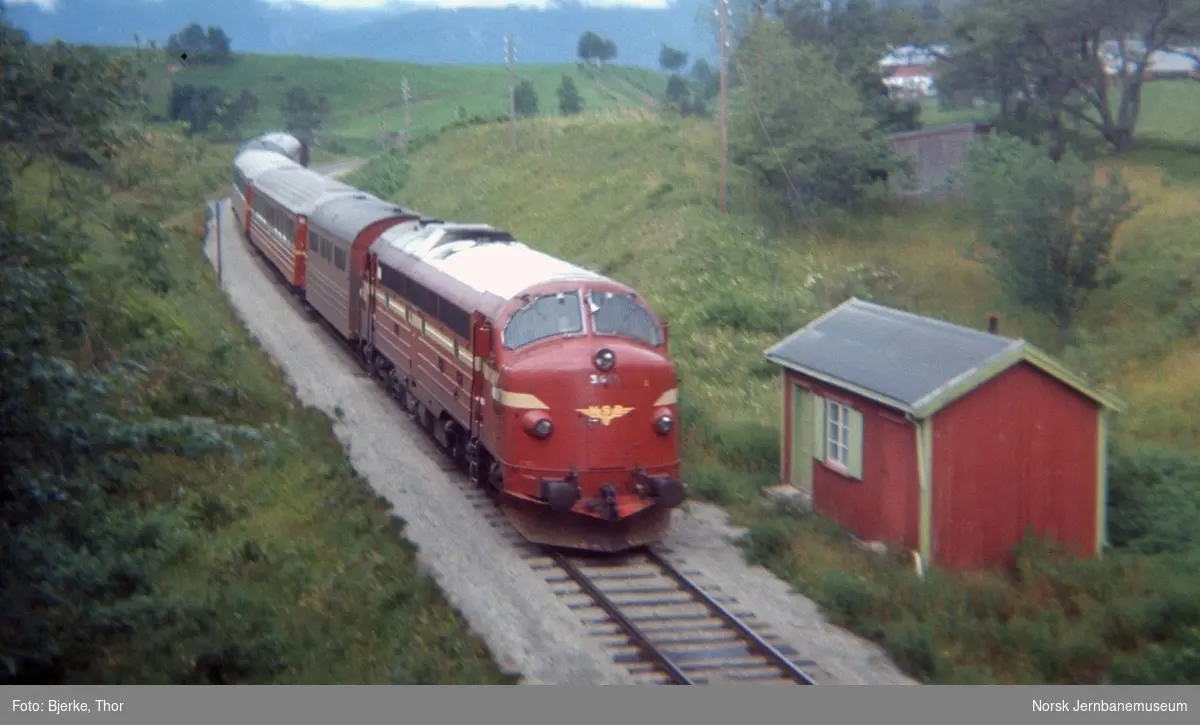 Diesellokomotiv Di 3 641 med persontog 352 øst for Åndalsnes