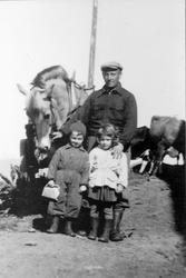 Hans Dahle med barn og hest.