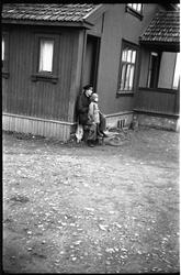 Sigurd Røisli og dattera Sigrun på trappa hjemme på Odberg p