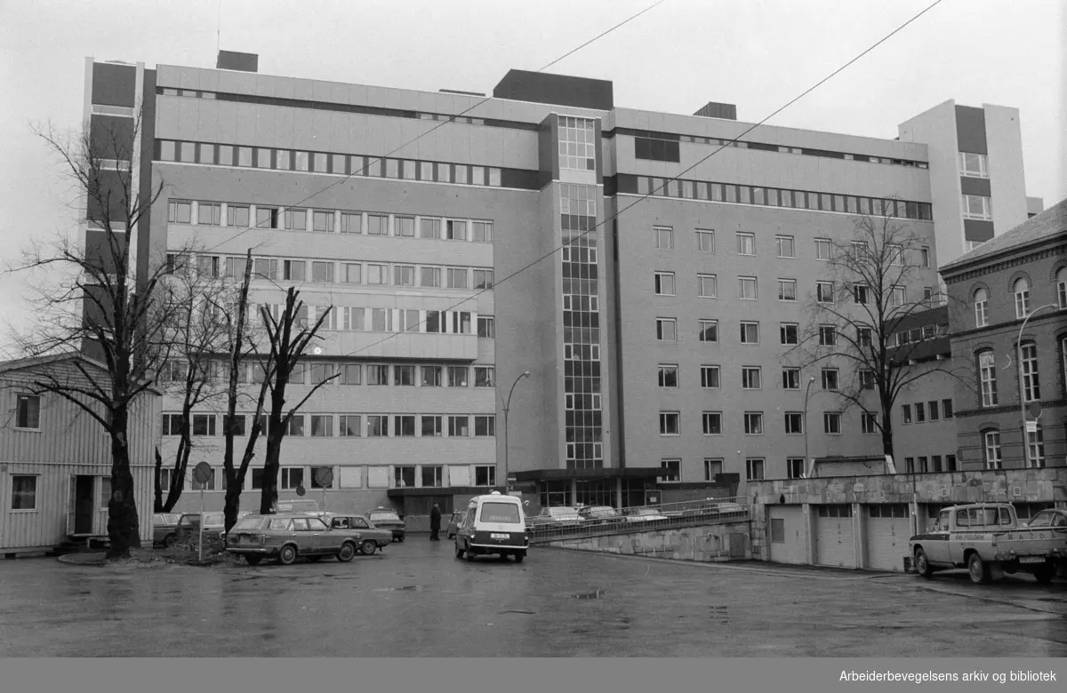 Ullevål sykehus. Midtblokka. De tre øverste etasjene i Nordfløyen blir kvinneklinikk. Mars 1974