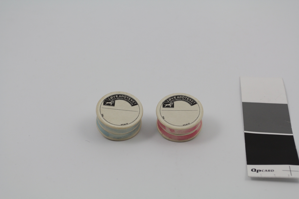 18 stk. sirkulære esker med lokk. Alle deler i papp. Ulike farger. Brukt til oppbevaring/salg av piller og dosert pulver.