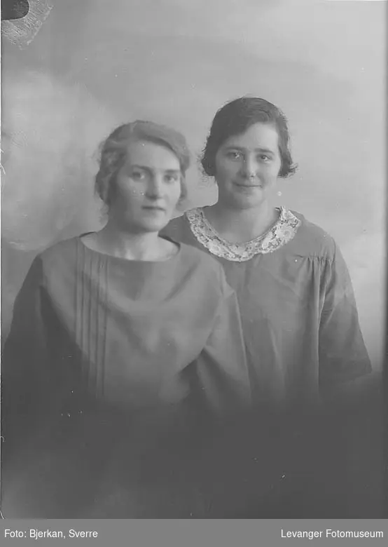 Portrett, trolig av to søstre. En av dem heter Klara Johansen