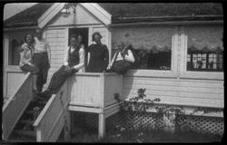 Fra Vaulen - Austrått, Sandnes. Familien, L. Stender.