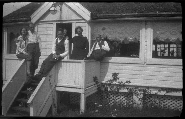 Fra Vaulen - Austrått, Sandnes. Familien, L. Stender.