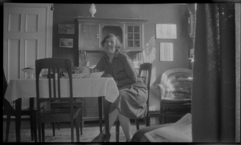 Mor. interiør. april 1929. pass: mor og finn 1940. ryfylkemuseet ... Spisestue 1940