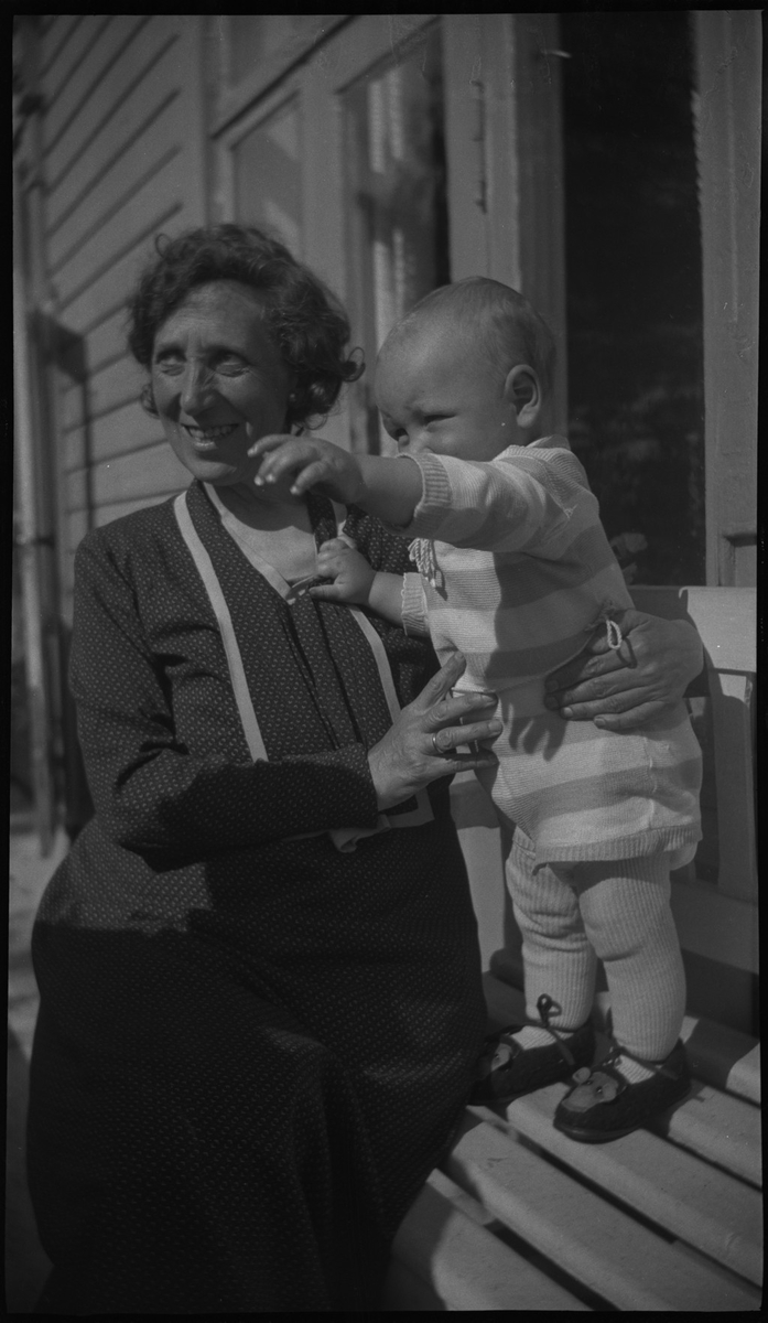 Fotografen Finn Johannessen og en gutt på tur med robåt og bilder fra huset til Lindtner. Frida Johannessen, mor til fotografen, holder en baby på det siste bildet.