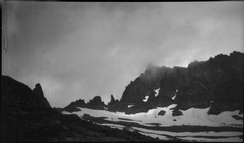 Per og Alf Årseth og Finn Johannessen på sykkeltur i Sogn og Fjordane og Møre og Romsdal. Det er bilder fra fjellturer og -topper, fra fjorder og fjell, bygder og byen Ålesund.
Bilde nr. 2 er av Skodjebrua i Skodje. Bilde nr. 3 er av Kolåstind i Standal, med Sylen og Fingeren til høyre. Bilde nr. 9 er fra Kongens gate i Ålesund. Bilde nr. 11 er tatt over Hjørundfjorden med Langenestinden og Store Standal på motsatt side. Bilde nr. 20-21 er fra Ålesund.