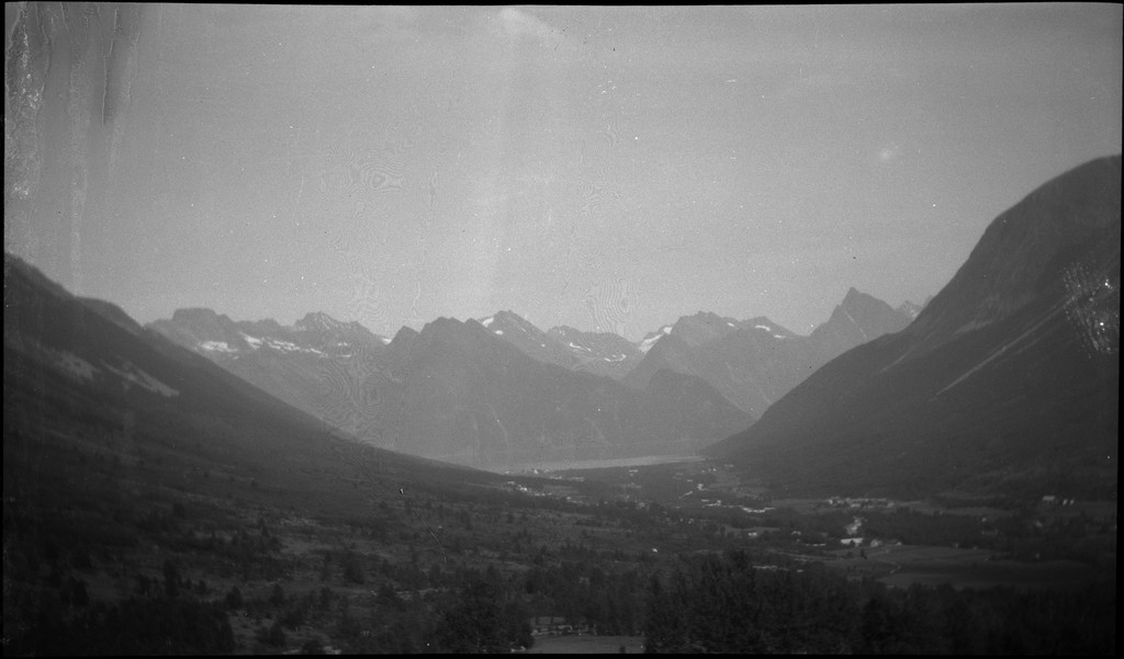 Per og Alf Årseth og Finn Johannessen på sykkeltur i Sogn og Fjordane og Møre og Romsdal. Det er bilder fra fjellturer og -topper, fra fjorder og fjell, bygder og byen Ålesund.
Bilde nr. 2 er av Skodjebrua i Skodje. Bilde nr. 3 er av Kolåstind i Standal, med Sylen og Fingeren til høyre. Bilde nr. 9 er fra Kongens gate i Ålesund. Bilde nr. 11 er tatt over Hjørundfjorden med Langenestinden og Store Standal på motsatt side. Bilde nr. 20-21 er fra Ålesund.