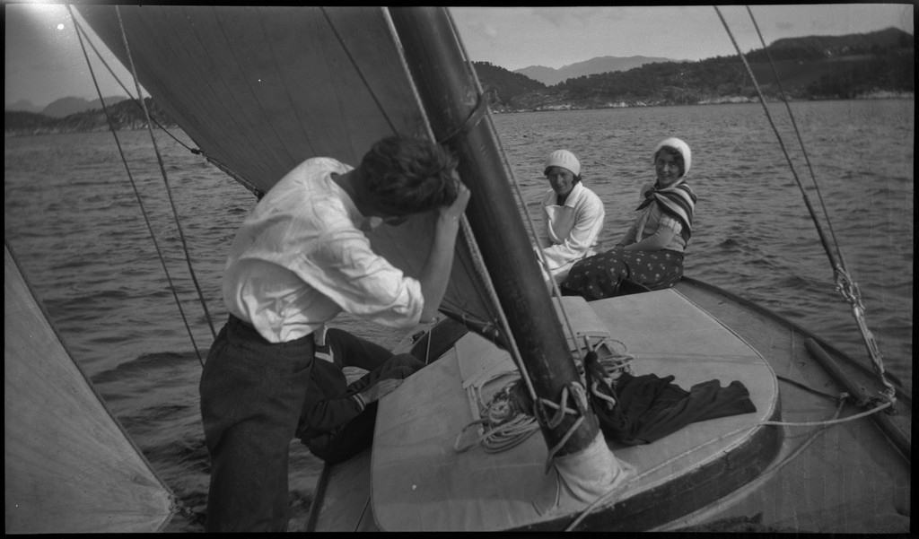 Frk. Årseth, Per Årseth, frk. Kamsrud, Børge Gabrielsen og en til i seilbåten "Vilja" og har piknik på land.