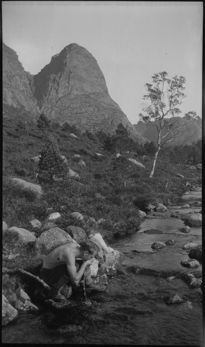 En gjeng unge menn på fjelltur til fjellene i Småsildalen i Strand. Det er bilder av spektakulære fjellformasjoner og en samlet vennegjeng.