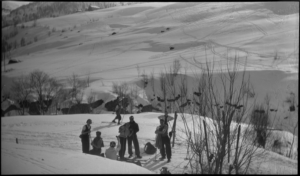 St. Svitun skole fra Stavanger på skidag i Saudasjøen. De reiser inn med hurtigskipet "D/S Sanct Svithun". Det er bilder fra lek, konkurranser og skiturer. På bilde nr. 5 holder en gutt et fotoapparat.
